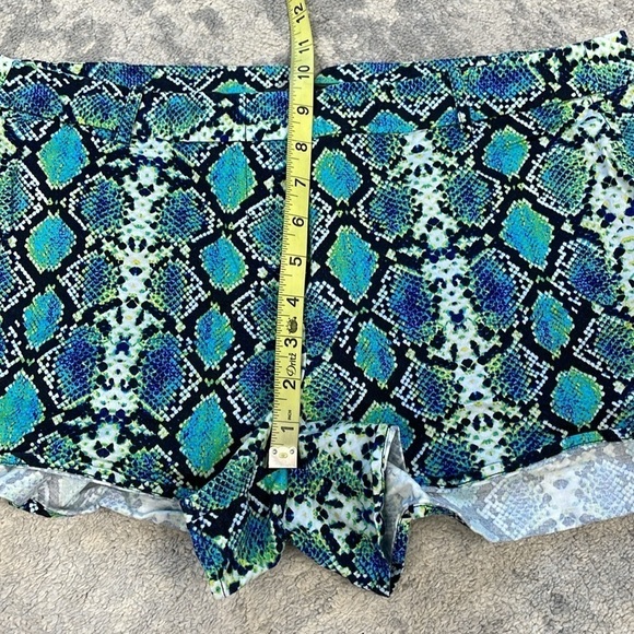 BCBGMaxAzria Phillipa Snake Skin Print Shorts Mini Daisy Duke Sz L - Picture 7 of 12